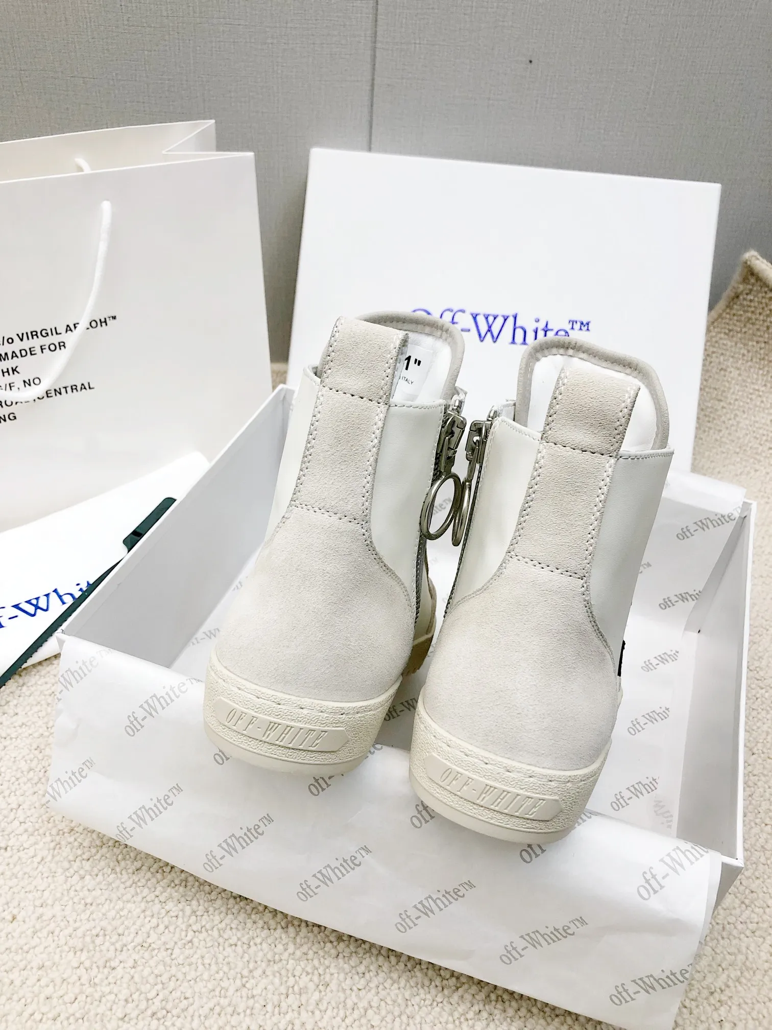 Men's men's shoes P540! 🌈🌈OFF WHITE🌈🌈 ⚡️Couple model⚡️🍓New color🍓 👉Ex-factory price: 130-45 The latest Gaobang street casual Martin style masterpiece, released the highest quality version on the market 👊 Series original mold opening, original lasting, production technology 1:1 original ➰🔜The best choice for more and more celebrities and Internet celebrities🔸In classics Change🔸Innovate in the trend🔸Strive to break away from the shackles of bad street design🔝Although he is not the originator of fashion design, he is definitely a shining dark horse in avant-garde design🐴🆙Do not follow the trend🔅Not universal beauty🔅 Fabric💯First-layer cowhide/suede Lining💯cowhide lining Foot pad💯Original molded high-elastic environmentally friendly molding pad Midsole💯Original lasting process Outsole💯Rubber outsole Packaging💯Full set of packaging synchronized with the official website (brand wrapping paper, brand certificate, brand cloth bag)